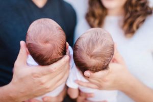 préparer l’arrivée de ses jumeaux : mes conseils et astuces de baby planner pour accueillir ses jumeaux sereinement