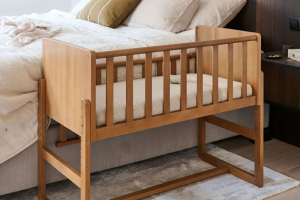 Je te guide dans ta réflexion pour bien choisir le couchage de bébé : Lit cododo, lit à barreaux ou couffin.