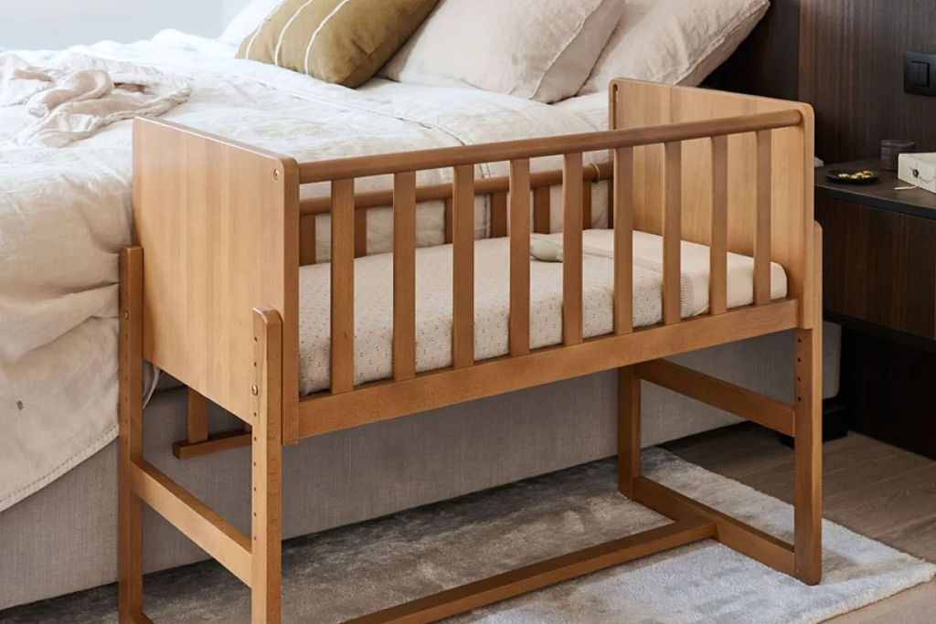 Je te guide dans ta réflexion pour bien choisir le couchage de bébé : Lit cododo, lit à barreaux ou couffin.